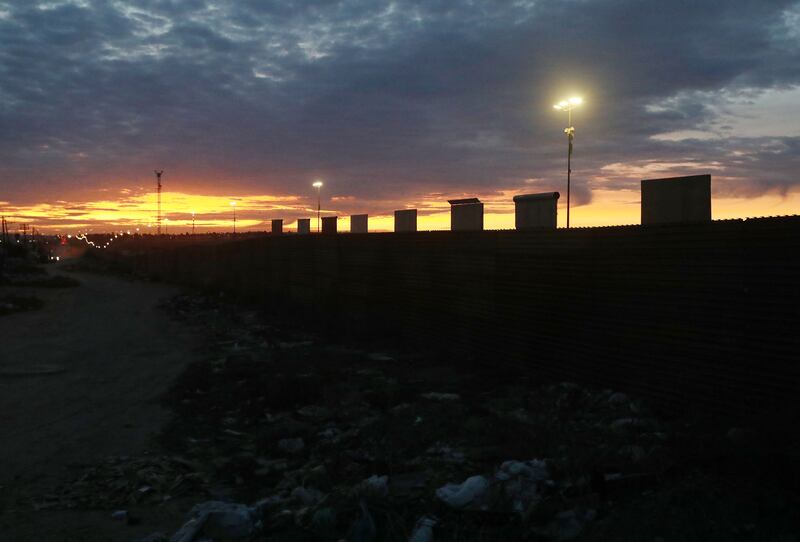I prototipi del muro anti migranti con il Messico 8