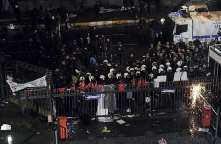 Turchia, scontri dopo il sequestro del quotidiano 10
