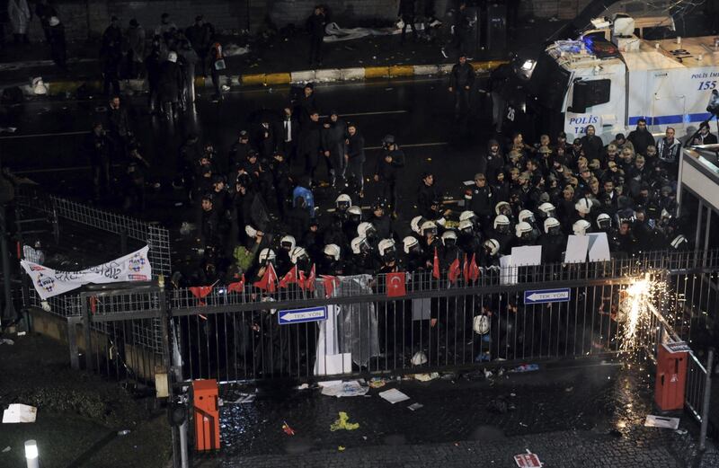 Turchia, scontri dopo il sequestro del quotidiano 10