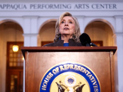 Hillary femminista e quella maschera da moglie tradita