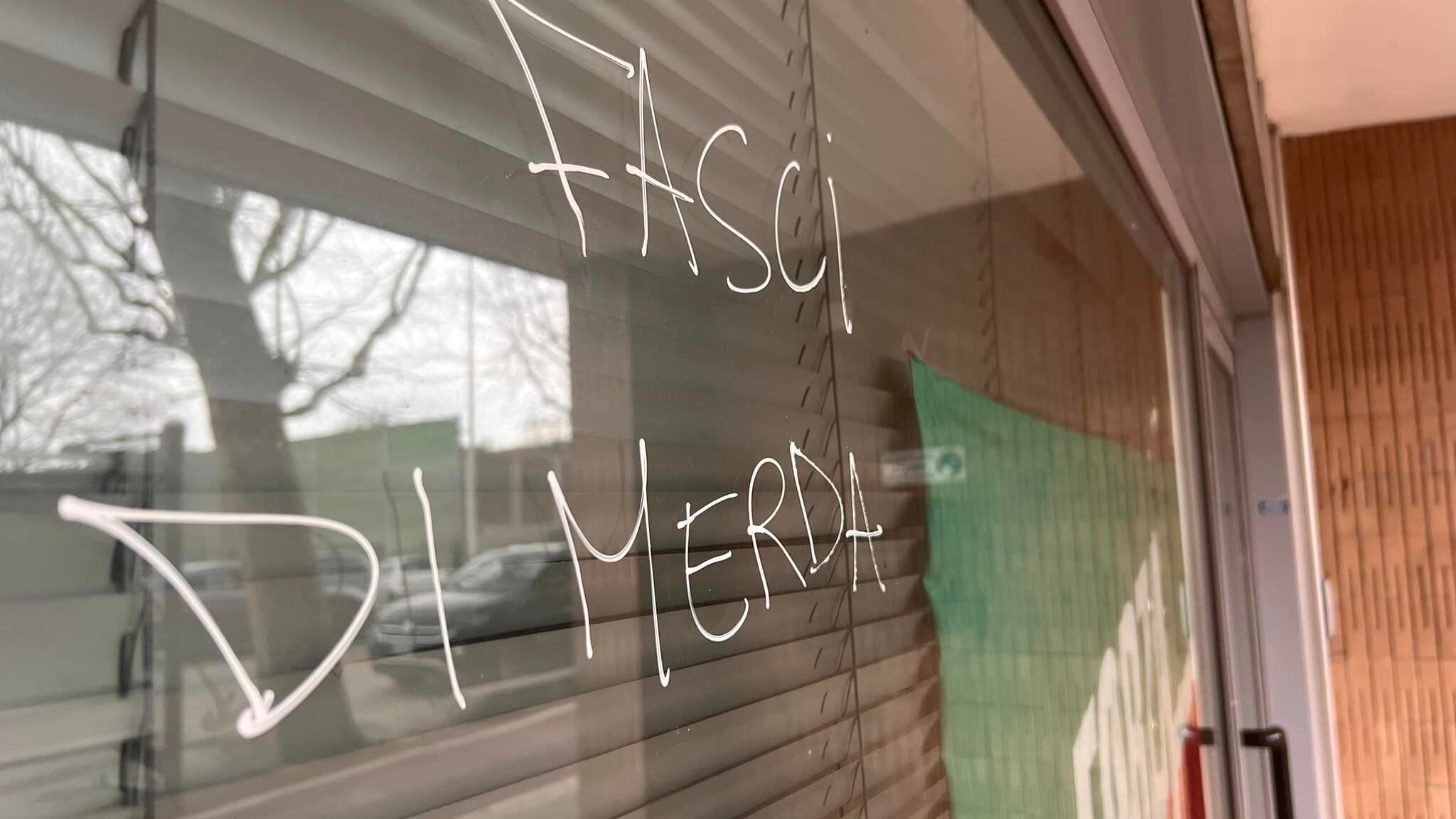 "Fasci di m...". Violenza rossa contro la sede di Forza Italia