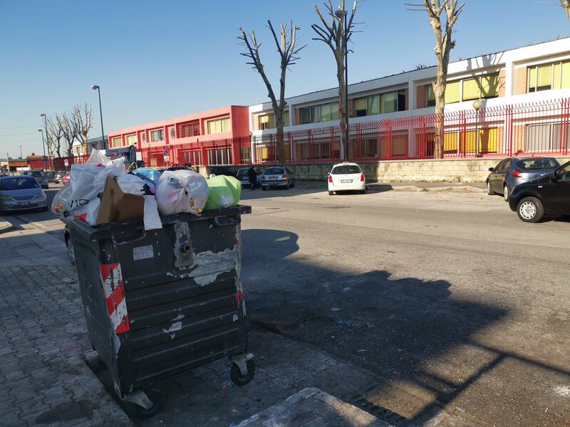 Napoli, le discariche di rifiuti davanti alle scuole 1