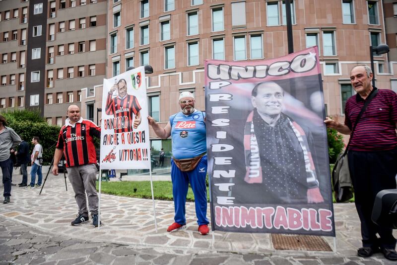 "Non mollare": l'abbraccio di tifosi e fan a Berlusconi 3