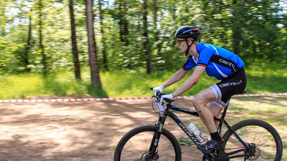 Ciclista litiga con pedone: multato per le bestemmie