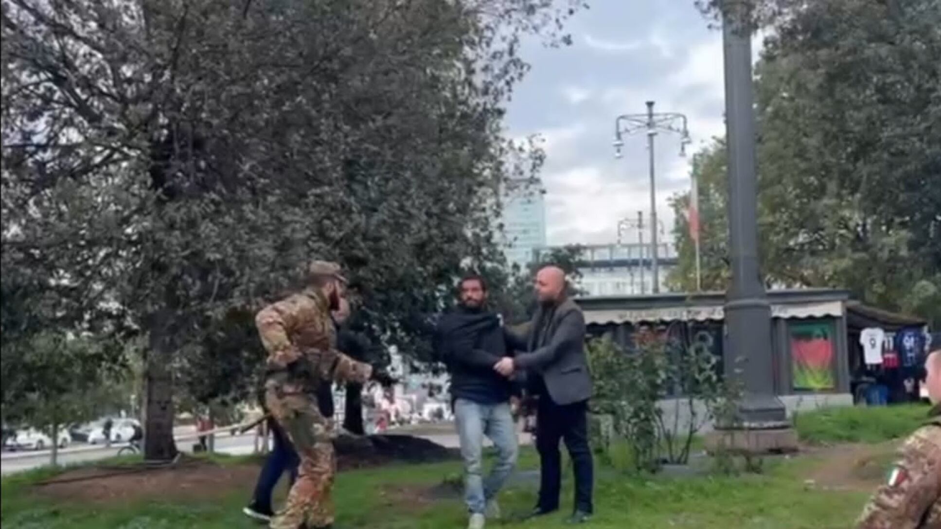 Tunisino accoltella un uomo a caso: aveva già aggredito troupe Mediaset