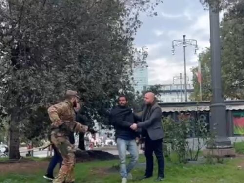 Tunisino accoltella un uomo a caso: aveva già aggredito troupe Mediaset