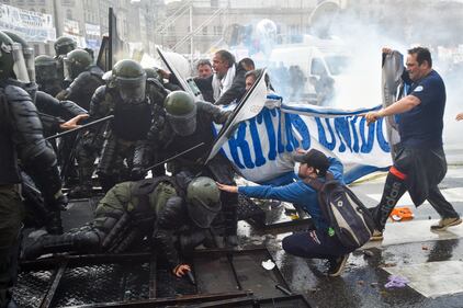 La rivolta di Buenos Aires contro Milei: le foto degli scontri 16