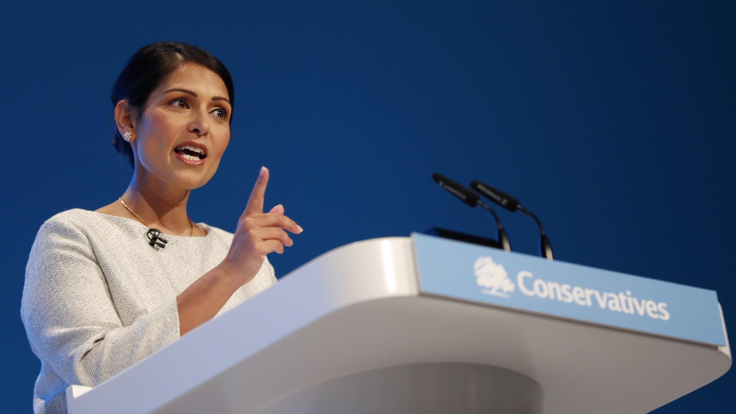 L'ora del panico fra i parlamentari inglesi. La ministra Patel: "Rivedere subito la protezione"