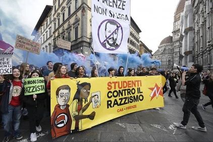 Firenze, fantoccio di Salvini calato in Arno 2