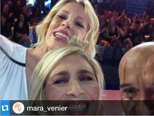 Isola, Mara Venier troppo scosciata e il web la massacra: "Troppa cellulite"