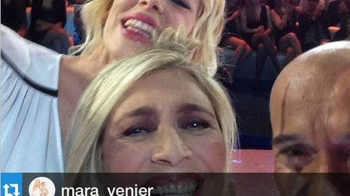 Isola, Mara Venier troppo scosciata e il web la massacra: "Troppa cellulite"