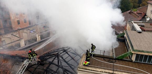 Incendio devasta il tetto della Cavallerizza reale di Torino 9