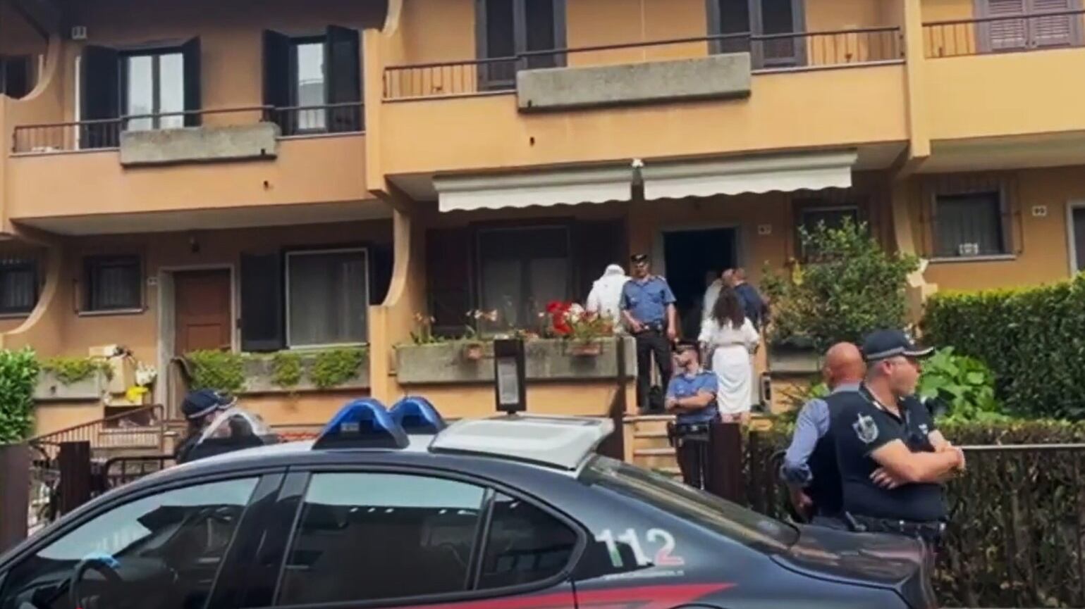Anziano trovato morto in casa a Saronno: sul corpo ferite da coltello