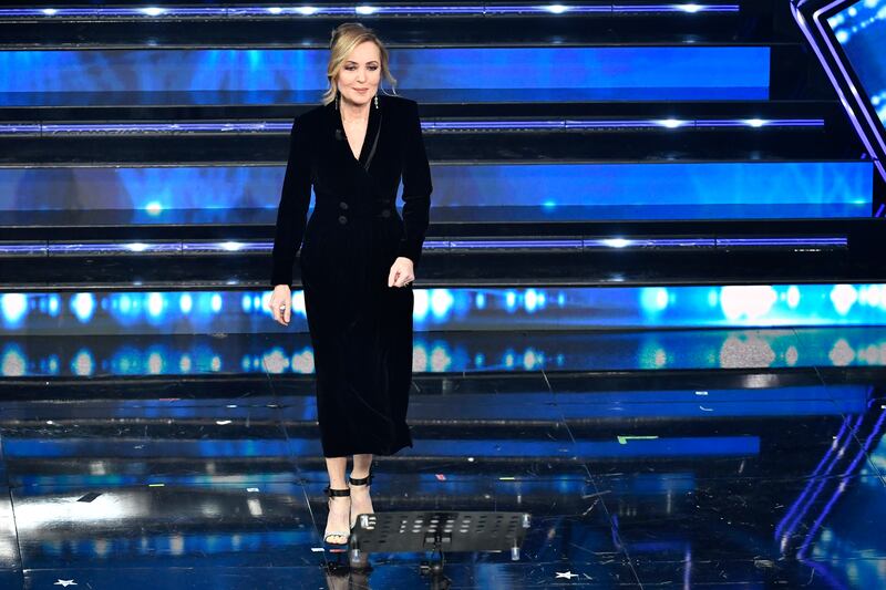 Sanremo, Barbara Palombelli sul palco in bianco 1
