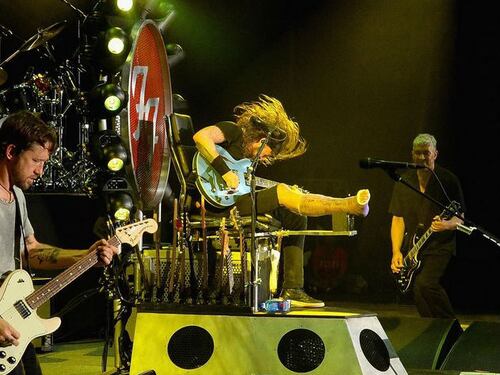 Dave Grohl dei Foo Fighters incanta da un trono di chitarre