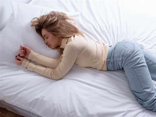 Dormire a pancia in giù fa bene o male?