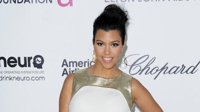 Kourtney Kardashian, lato B nudo in Islanda