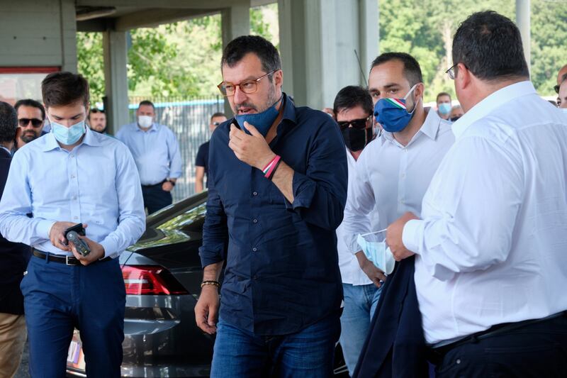 Il blitz di Salvini nella rimessa Atac presa di mira dai nomadi 4