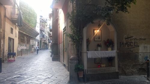 Edicola votiva all'ingresso di un vicolo di via Oronzio Costa