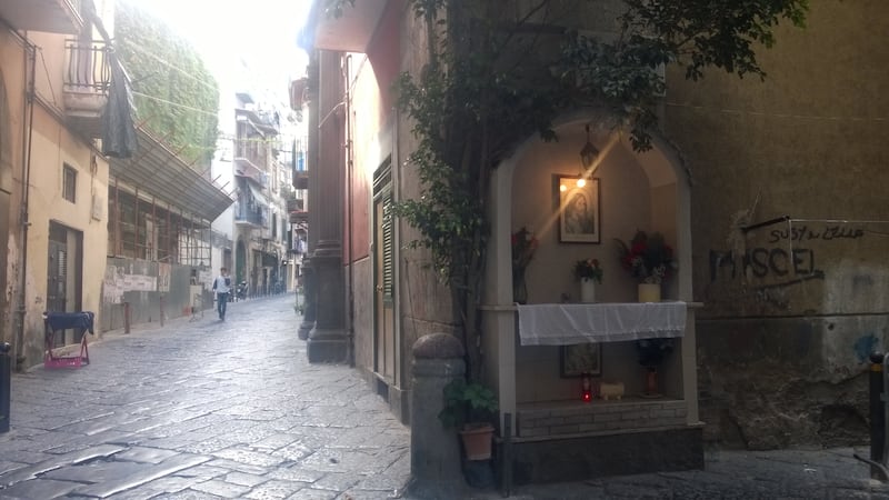 Edicola votiva all'ingresso di un vicolo di via Oronzio Costa