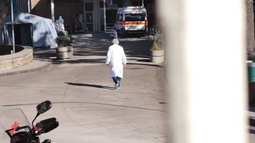 All'esterno del pronto soccorso dell'ospedale Cotugno di Napoli 4