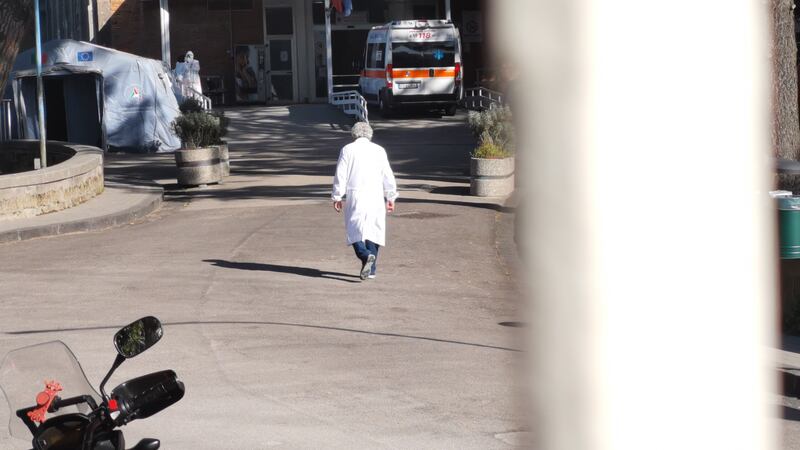 All'esterno del pronto soccorso dell'ospedale Cotugno di Napoli 4