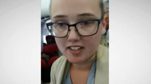 Il blitz buonista della ragazza: blocca il volo e evita rimpatrio del migrante
