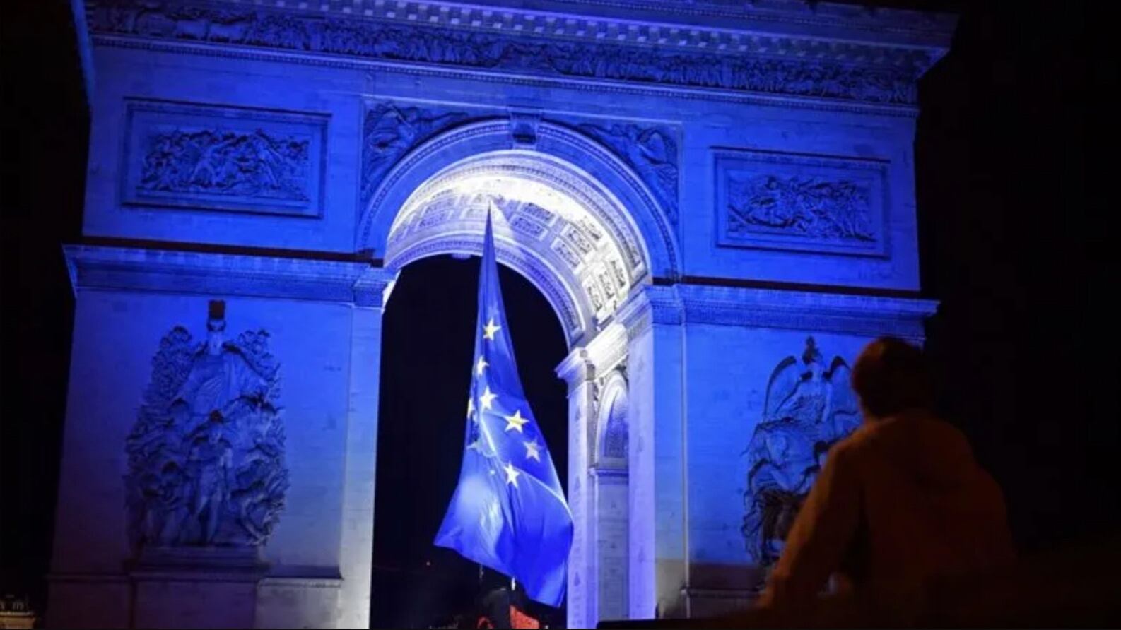 Tolta la bandiera Ue dall'Arco di Trionfo. Le destre esultano: "Vittoria patriottica"