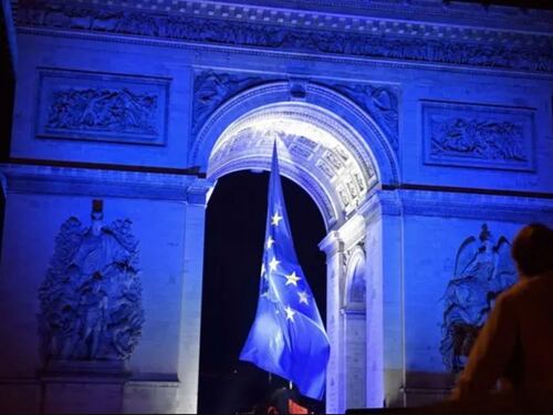 Tolta la bandiera Ue dall'Arco di Trionfo. Le destre esultano: "Vittoria patriottica"