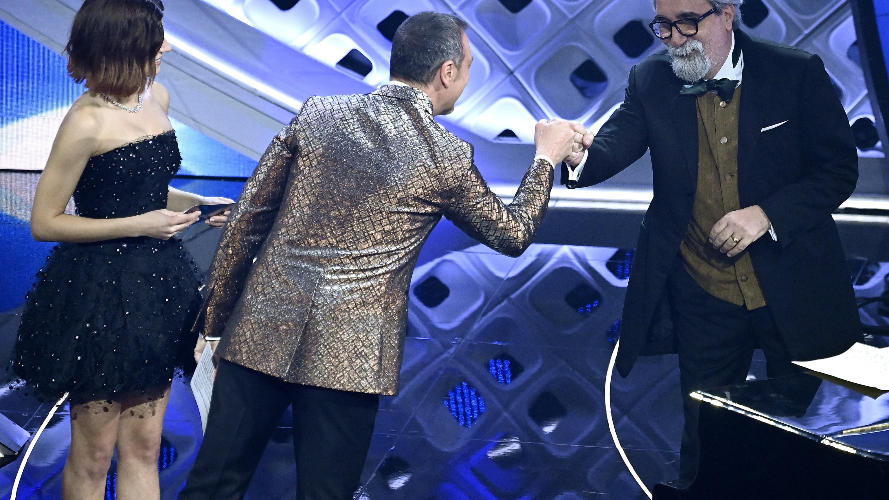 Standing ovation e cori per Vessicchio (che torna al piano)