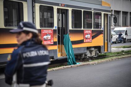 Tragedia a Milano, 14enne travolto e ucciso dal tram 6