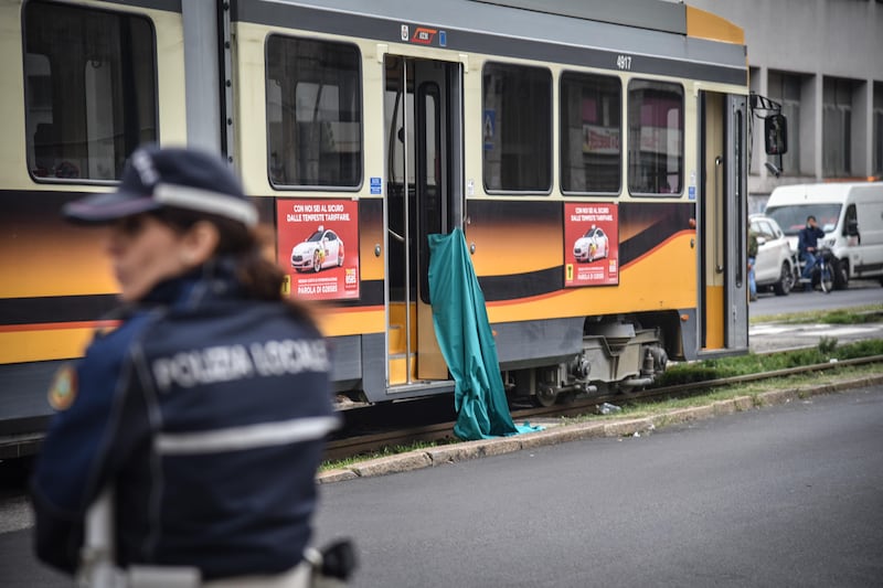 Tragedia a Milano, 14enne travolto e ucciso dal tram 6