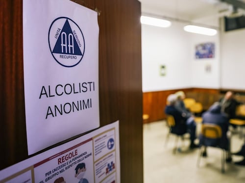 Mezzo secolo di alcolisti anonimi: porta aperta per tornare a vivere