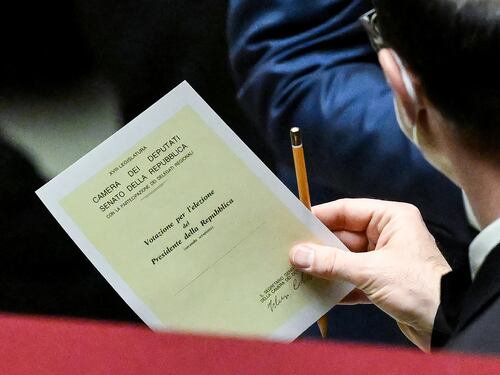Segnali dentro l'urna coi voti a Mattarella. I no del Pd bloccano tutte le rose dei nomi. Oggi il super vertice