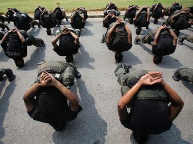 Polvere e prove di forza: gli allenamenti dei commandos thailandesi 9
