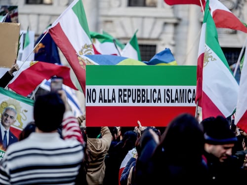 Guerra agli ayatollah e politiche Ue più dure: i dissidenti iraniani a Milano fuori dal consolato Usa