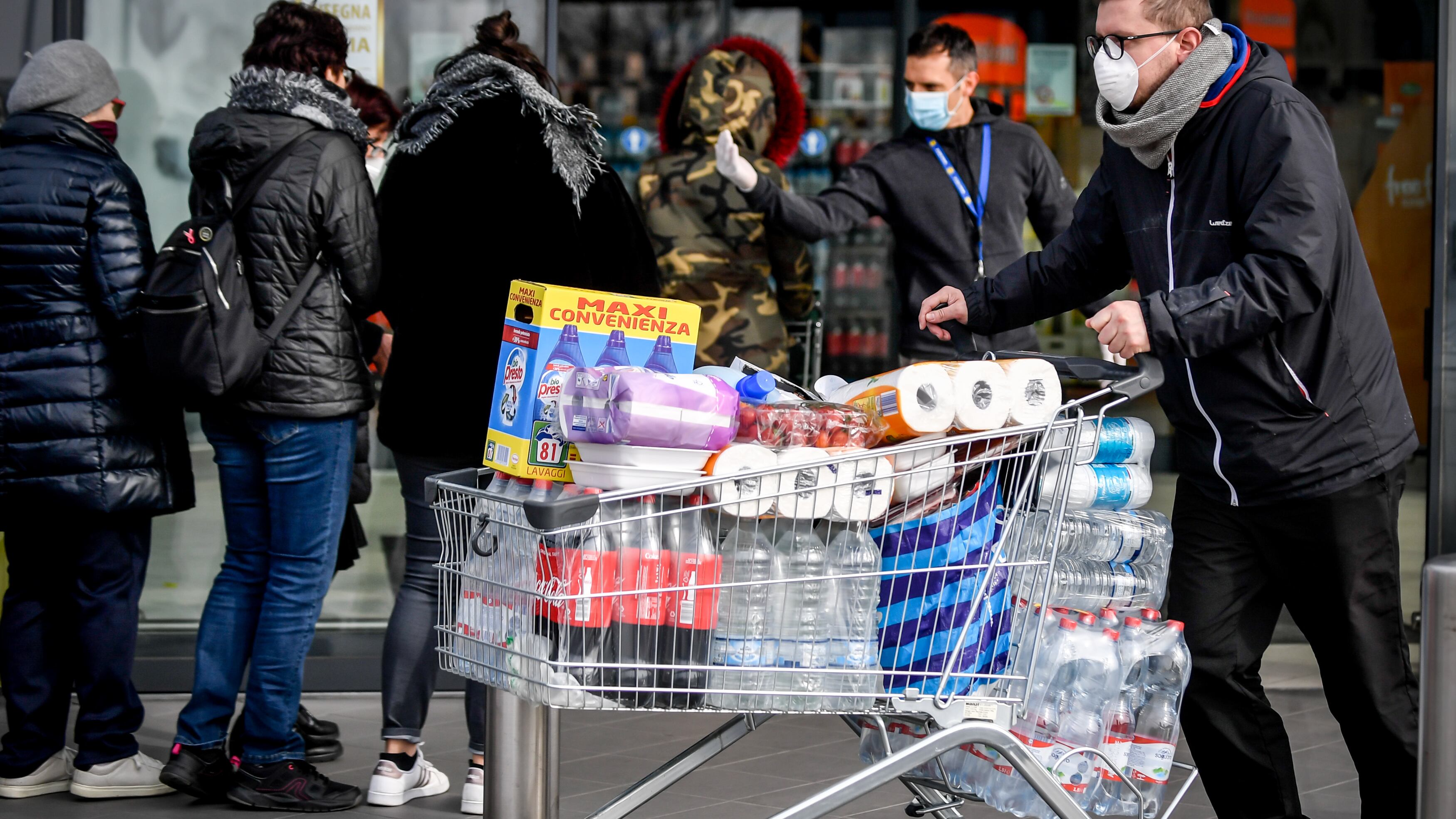 Quando e come finirà la pandemia: la tensione sociale fuori controllo
