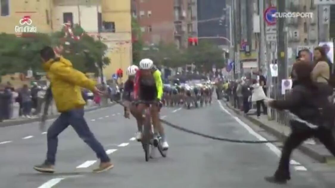 "Sono sbucati…". Agguato dei ProPal ai ciclisti: rischiata la tragedia al Giro d'Italia