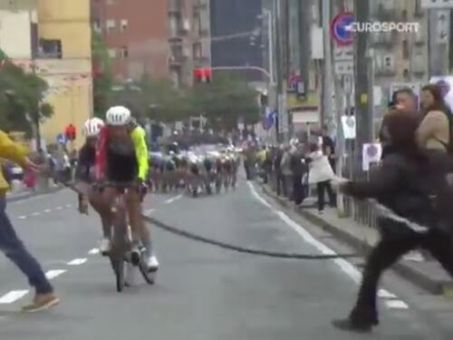 "Sono sbucati…". Agguato dei ProPal ai ciclisti: rischiata la tragedia al Giro d'Italia