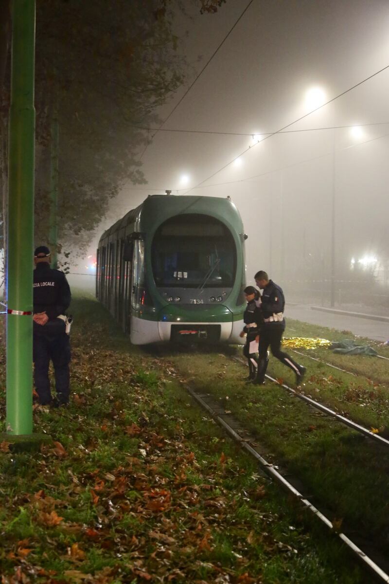 A Milano un pedone è stato investito da un tram mentre stava attraversando le rotaie 6