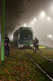 A Milano un pedone è stato investito da un tram mentre stava attraversando le rotaie 6