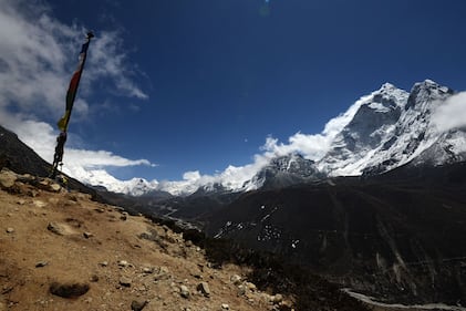L'affollata strada che porta alla cima dell'Everest 12