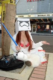 Aspettando Star Wars - Il Risveglio della Forza: attrice si spoglia per strada 26