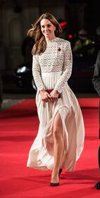 Kate Middleton sfoggia uno spacco molto generoso 4