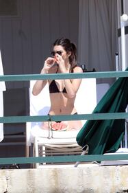 Kendal Jenner, ​relax a Cap d'Antibes 11