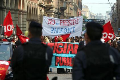 La "buona scuola" in piazza contro la riforma:  "Renzi puffarolo" 11