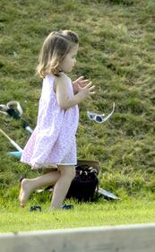 George e Charlotte giocano sull'erba 5