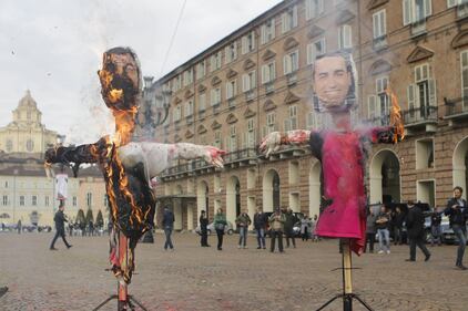 Studenti contro il governo: crocifissi e bruciati i fantocci di Di Maio e Salvini 2