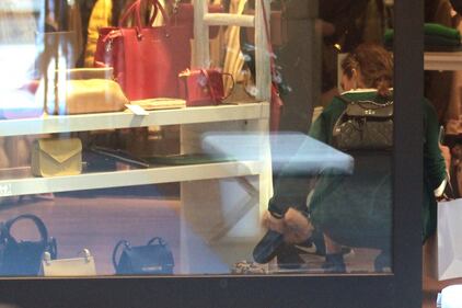 Ilary Blasi, shopping a Milano con l'amica Morena 10