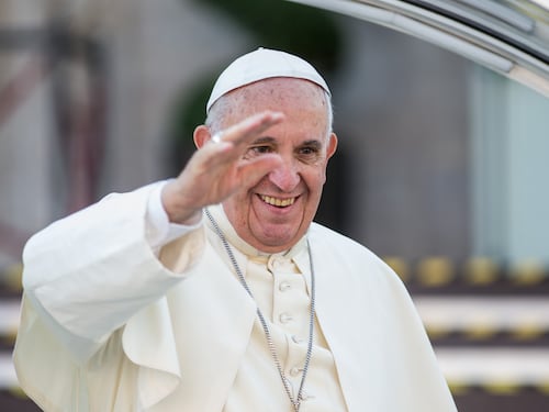 Il bollettino sulla salute del Papa: "Non è ancora fuori pericolo. Il rischio? Che i germi passino al sangue"